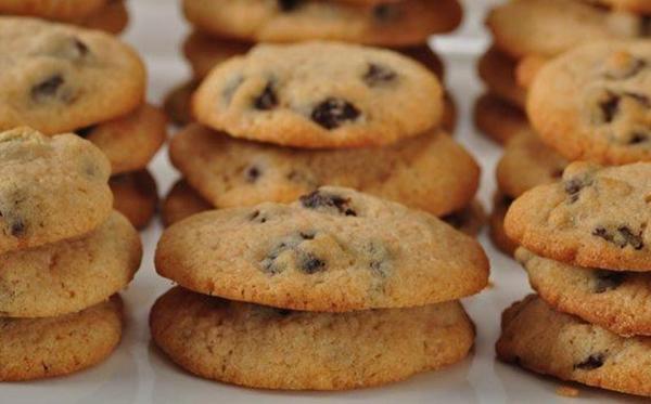 طرز تهیه شیرینی کشمشی خانگی مخصوص ایام عید طرز تهیه شیرینی کشمشی خانگی مخصوص ایام عید