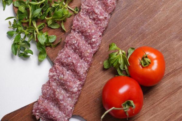 ببینید ، آموزش سیخ گرفتن کباب کوبیده ، چه کنیم کباب از سیخ ببینید ، آموزش سیخ گرفتن کباب کوبیده ، چه کنیم کباب از سیخ نریزد و سفت نشود؟