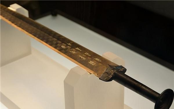 شمشیر بدلی، اثری 3000 ساله از آب عایدی